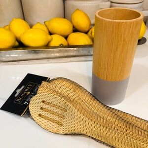 Bombay 7 piece bamboo tool set. 6 spoons and 1 container. Spoons are NWT